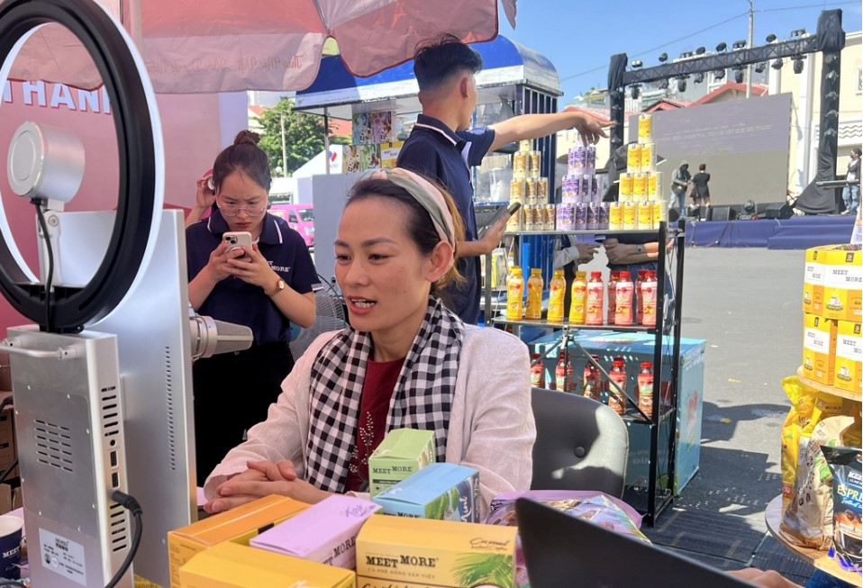 Cần hỗ trợ HTX để họ trở thành những nhà bán hàng thực thụ trên các nền tảng thương mại điện tử.