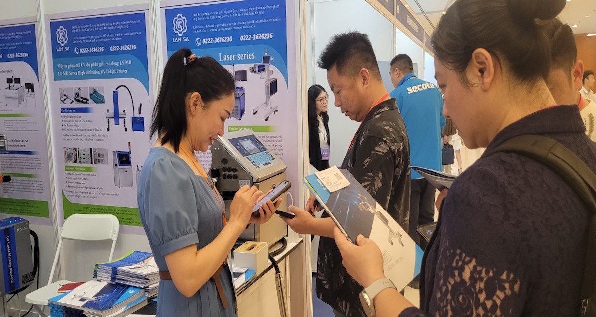 Nhiều nhà đầu tư nước ngoài đến Việt Nam.