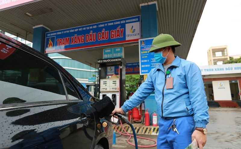 Giá xăng dầu tăng - giảm trái chiều.