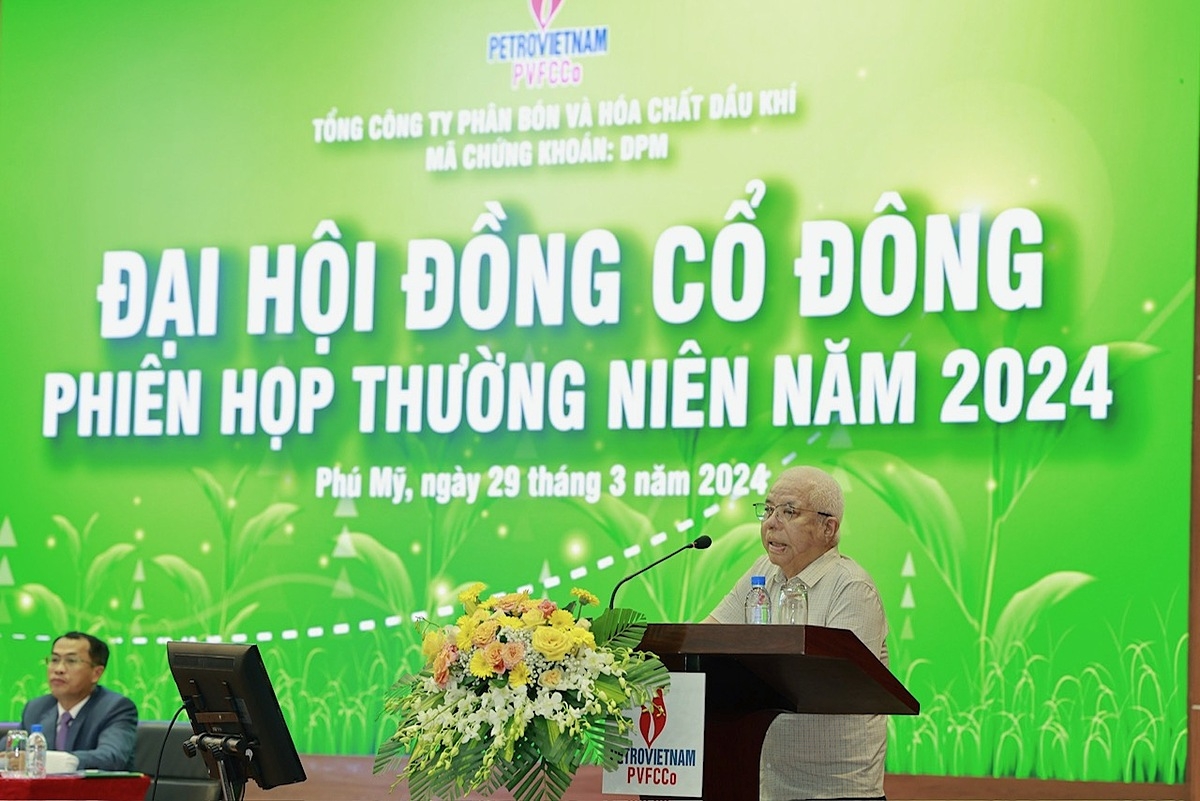 Các cổ đông trao đổi ý kiến tại phiên họp.