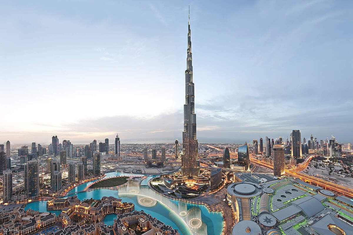 Burj Khalifa - Tòa nhà cao nhất thế giới tọa lạc tại trung tâm của thành phố Dubai, Các tiểu vương quốc Ả-rập Thống nhất &lpar;UAE&rpar;.