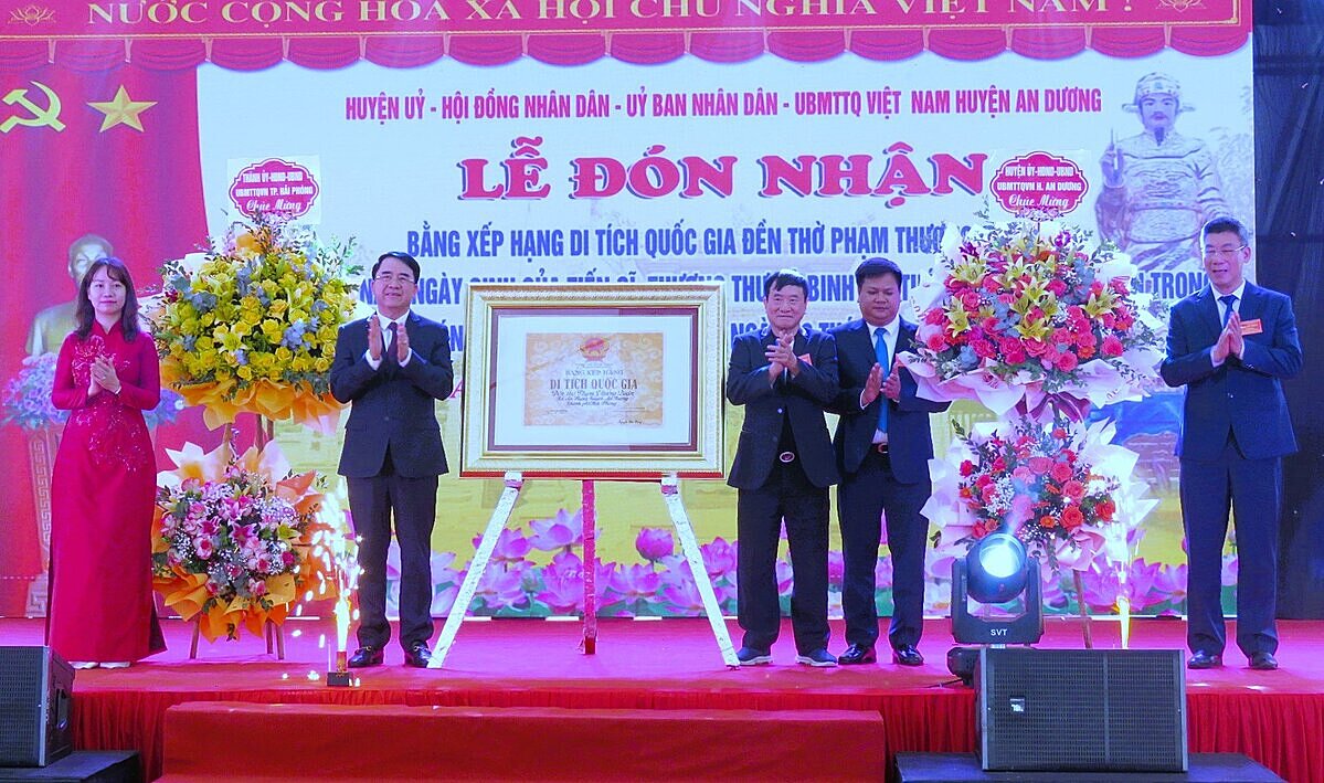 Ông Lê Khắc Nam- Phó Chủ tịch UBND TP. Hải Phòng &lpar;thứ 2 từ trái qua&rpar; thừa ủy quyền của Bộ Văn hóa - Thể thao và Du lịch trao bằng xếp hạng di tích quốc gia đền thờ Phạm Thượng Quận cho Đảng bộ, chính quyền và nhân dân huyện An Dương.