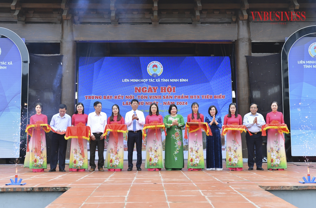 Tới dự và cắt băng khai mạc có bà Cao Xuân Thu Vân - Chủ tịch Liên minh HTX Việt Nam; ông Trần Song Tùng - Ủy viên Ban Thường vụ Tỉnh ủy, Phó Chủ tịch UBND tỉnh Ninh Bình; đại diện các Liên minh HTX tỉnh, thành phố, các HTX, doanh nghiệp chủ thể OCOP…