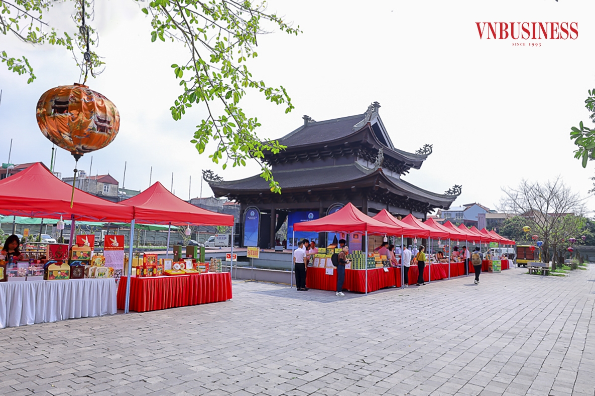 Phiên chợ hàng HTX diễn ra trong 2 ngày &lpar;29-30/3&rpar; tổ chức đồng thời với Ngày hội tôn vinh sản phẩm HTX tỉnh Ninh Bình, thu hút 30 gian hàng, cùng 140 sản phẩm, đến từ các HTX thuộc 8 tỉnh, thành trong cụm kinh tế tập thể khu vưc Đồng bằng sông Hồng.