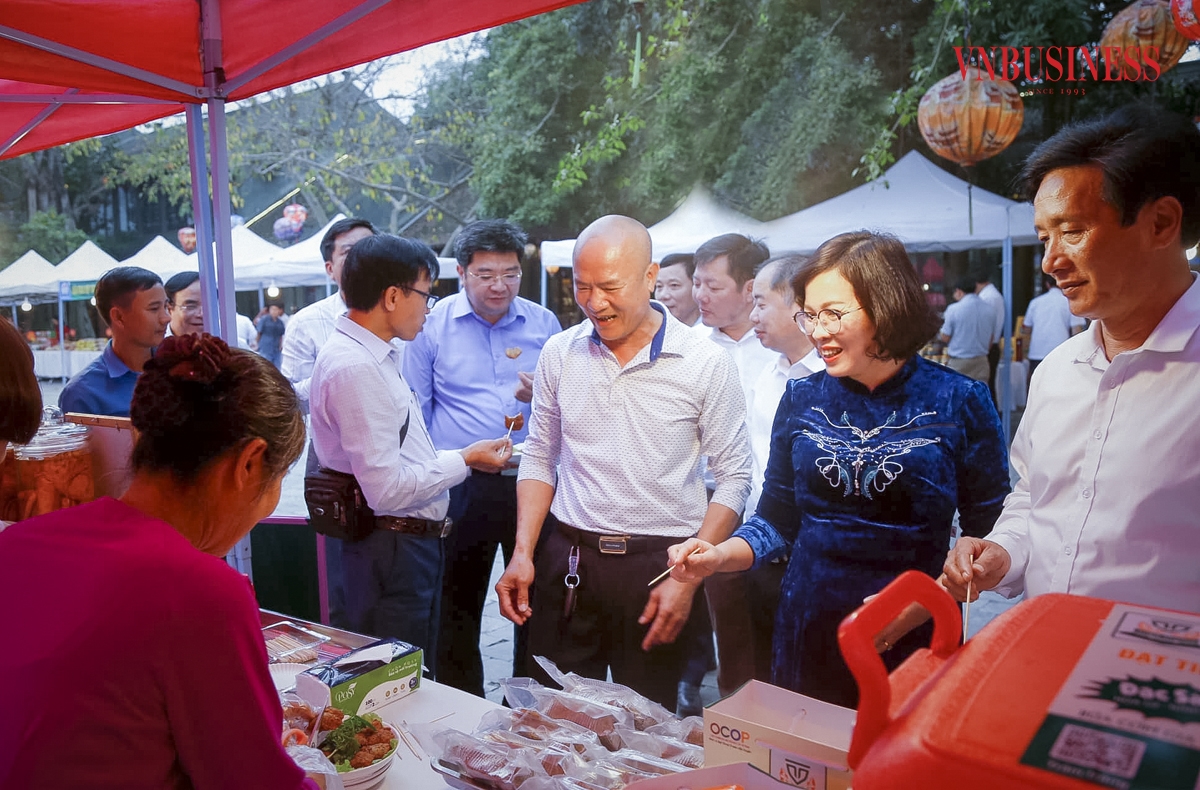 Bà Lê Thị Tâm – Chủ tịch Liên minh HTX tỉnh Ninh Bình cho biết: Phiên chợ được tổ chức với mục tiêu quảng bá, nâng tầm thương hiệu sản phẩm của các HTX trên địa bàn tỉnh. Sau lần đầu tiên tổ chức năm 2024, tỉnh Ninh Bình kỳ vọng sẽ tiếp tục tăng số lượng gian hàng, mở rộng lĩnh vực tham gia, từ đó tạo hiệu ứng sâu rộng hơn trong những năm tới.