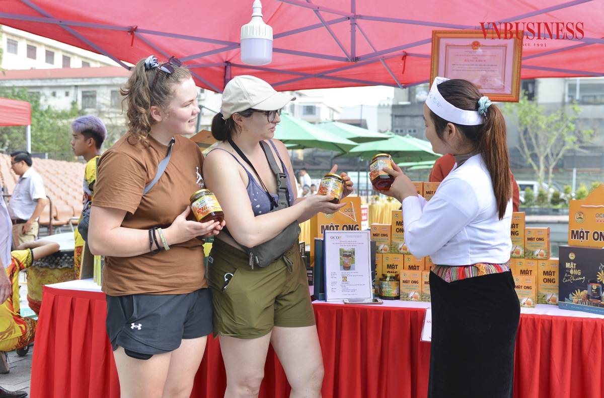 Bên cạnh những khách nội địa, phiên chợ còn thu hút nhiều khách nước ngoài. Chia sẻ với VnBusiness, Sara - cô gái trẻ người Canada, bày tỏ sự hào hứng với các gian hàng của HTX tại Phiên chợ.