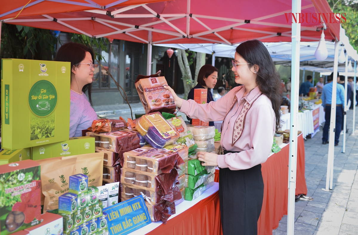 Không chỉ các HTX trong tỉnh Ninh Bình, Phiên chợ còn có sự tham gia của nhiều HTX đến từ nhiều tỉnh thành khác. &lpar;Trong ảnh: Gian hàng của Liên minh HTX tỉnh Bắc Giang&rpar;.