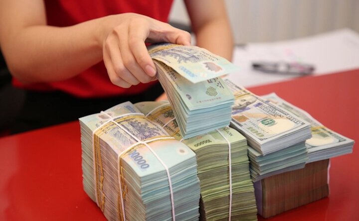 Lãi suất tiền gửi liên tục giảm trong suốt thời gian qua, xuống mức thấp lịch sử khiến lượng tiền gửi vào hệ thống có dấu hiệu suy giảm.