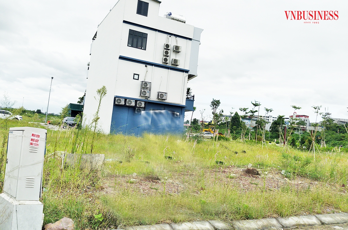 Không ít nhà đầu tư đang chuyển hướng dòng tiền từ nhà băng sang nhà đất.