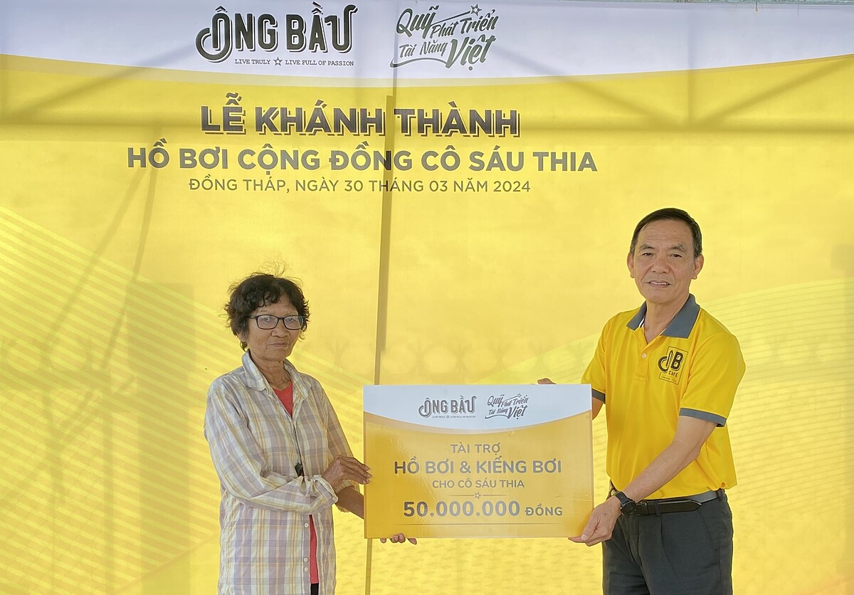 Đại diện Quỹ Phát triển Tài năng Việt trao tài trợ cho bà Sáu Thia.