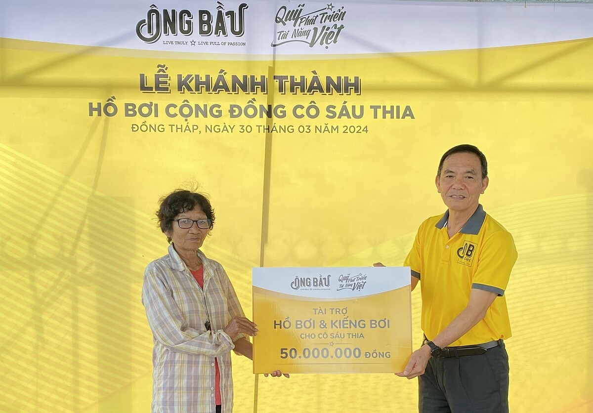 Đại diện Quỹ Phát triển Tài năng Việt trao tài trợ cho bà Sáu Thia.