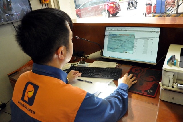 Số lượng cửa hàng bán lẻ xăng dầu xuất hoá đơn điện tử sau mỗi lần bán hàng đạt khoảng 99,94% tổng số cửa hàng bán lẻ xăng dầu.