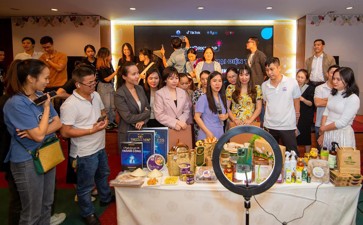 Một phiên livestream bán nông sản có thể thu hút ngành nghìn người xem, chốt đơn tới tỷ đồng.