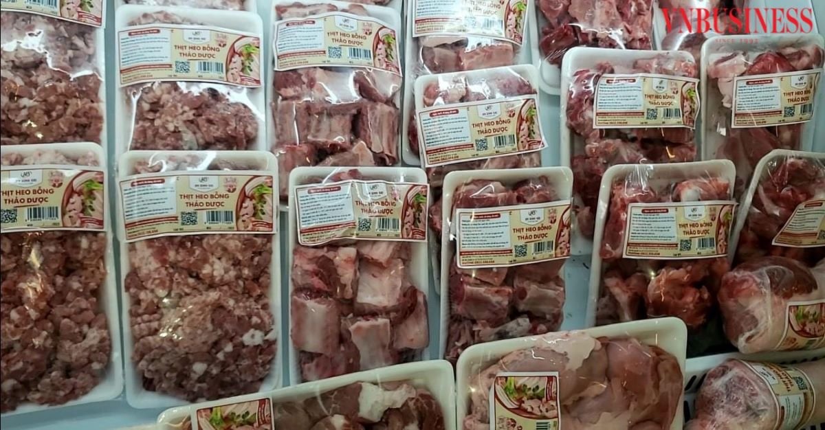 HTX tăng cường khâu chế biến nhằm đa dạng hoá sản phẩm từ thịt lợn nguyên liệu: giò lụa, giò bì, xúc xích...