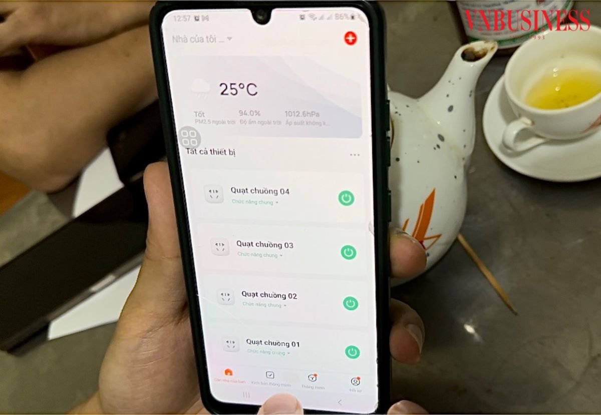 Khu nuôi lợn chỉ cần một nhân công vận hành, sử dụng hệ thống điều khiển từ xa, tất cả đều do máy móc tự động hóa.
