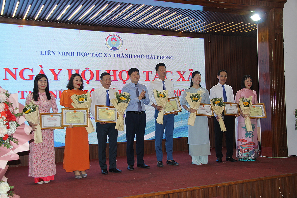 Những tập thể, cá nhân vinh dự được nhận Bằng khen của Chủ tịch UBND thành phố Hải Phòng.