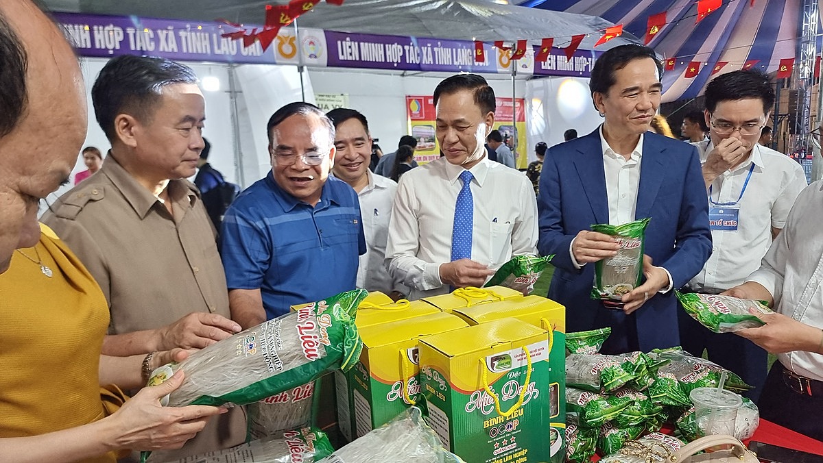 Các đại biểu thăm 1 gian hàng của tỉnh Quảng Ninh.