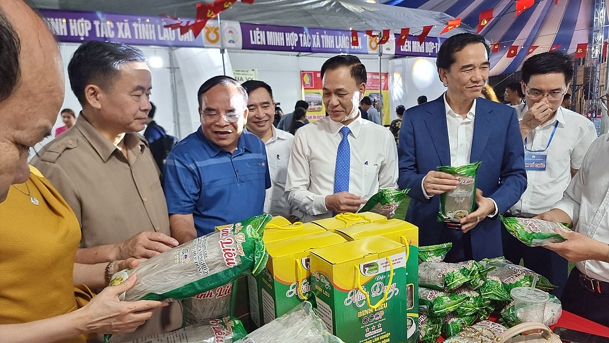 Các đại biểu thăm 1 gian hàng của tỉnh Quảng Ninh.