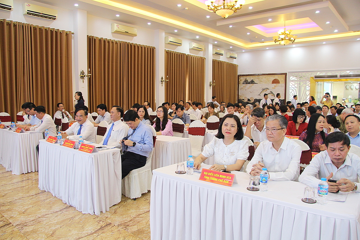 Đại diện lãnh đạo liên minh HTX 7 tỉnh, thành phố cùng tập thể lãnh đạo, cán bộ nhân viên Liên minh HTX TP Hải Phòng và hàng trăm HTX, doanh nghiệp đóng trên địa bàn TP tham dự hội nghị.