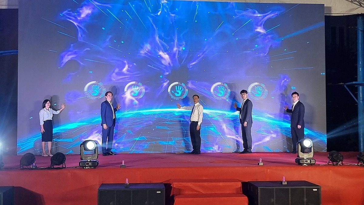 Các đại biểu bấm nút khởi động Phát động phong trào khởi nghiệp.