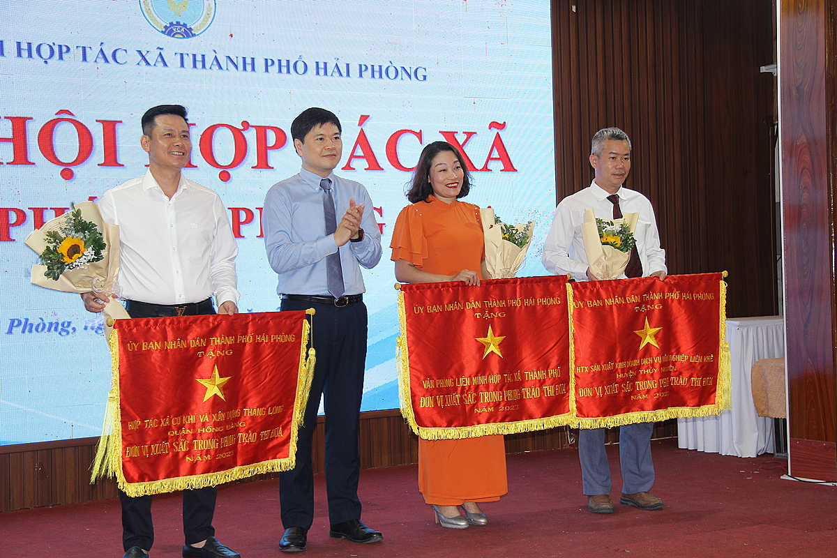 Phó chủ tịch UBND TP Hải Phòng, ông Hoàng Minh Cường tặng cờ thi đua cho các tập thể có thành tích xuất sắc.