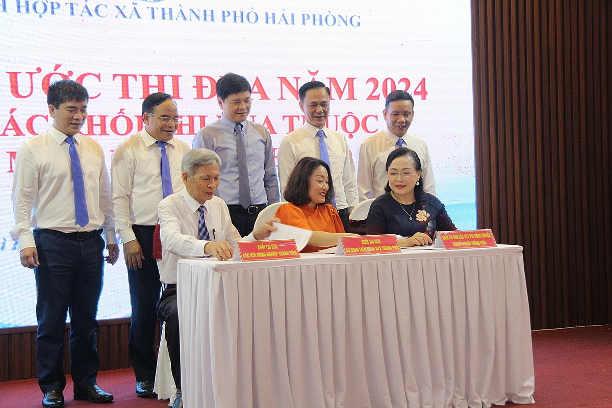 Đại diện các khối ký cam kết thi đua.