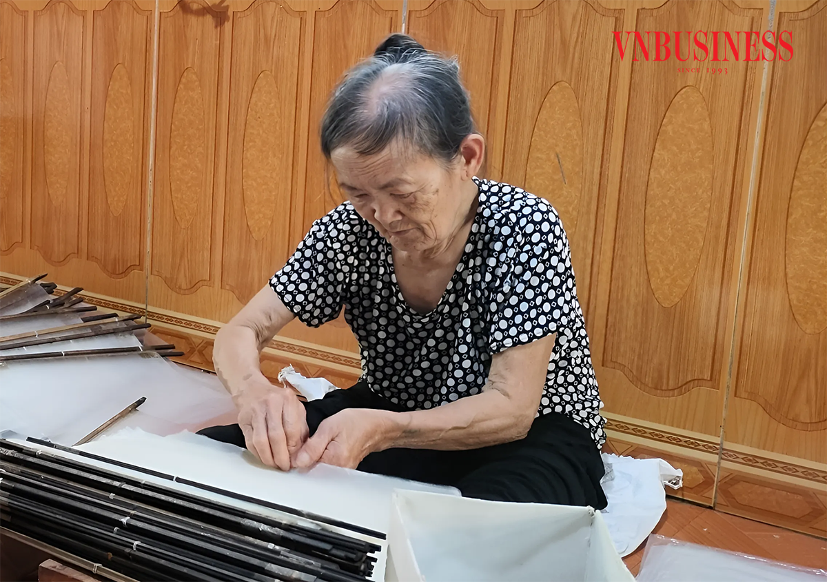 Từ trước đến nay, bà con địa phương vẫn luôn quan niệm nghề làm bánh đa nem đơn thuần chỉ là nghề phụ, do đó HTX hiện tập trung chủ yếu là lao động lớn tuổi và thiếu hụt nhiều lao động trẻ.