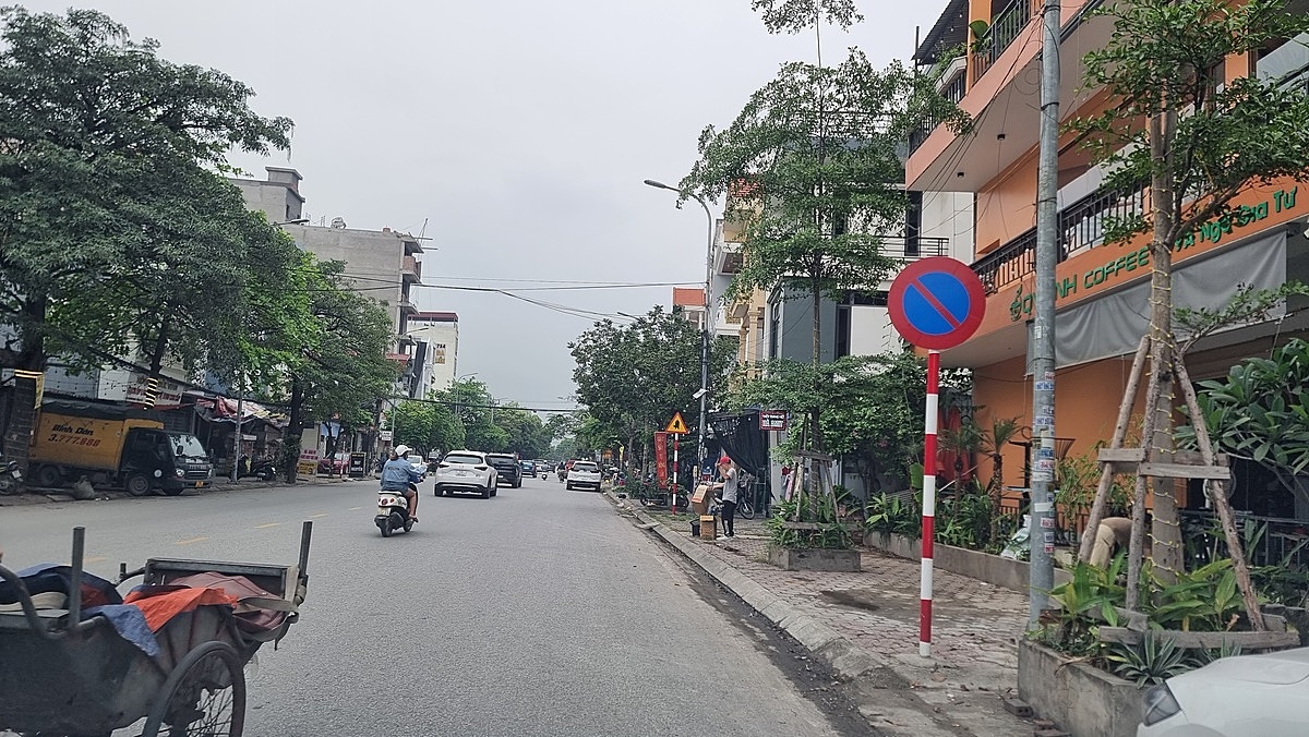 Trên đường Ngô Gia Tự đoạn chiều từ bùng binh Sân bay Cát Bi đến ngã 3 Trung Hành, mật độ giao thông chỉ lớn vào giờ cao điểm lại cắm biển cấm đỗ.