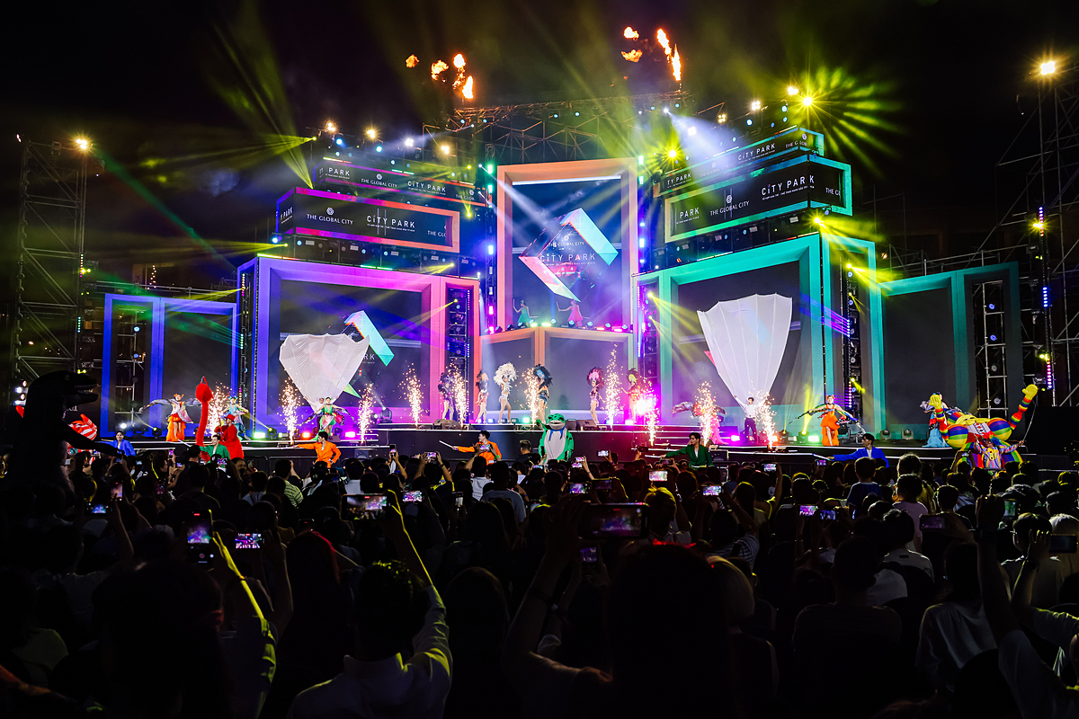 Hàng nghìn người tham dự The Fountain Festival.