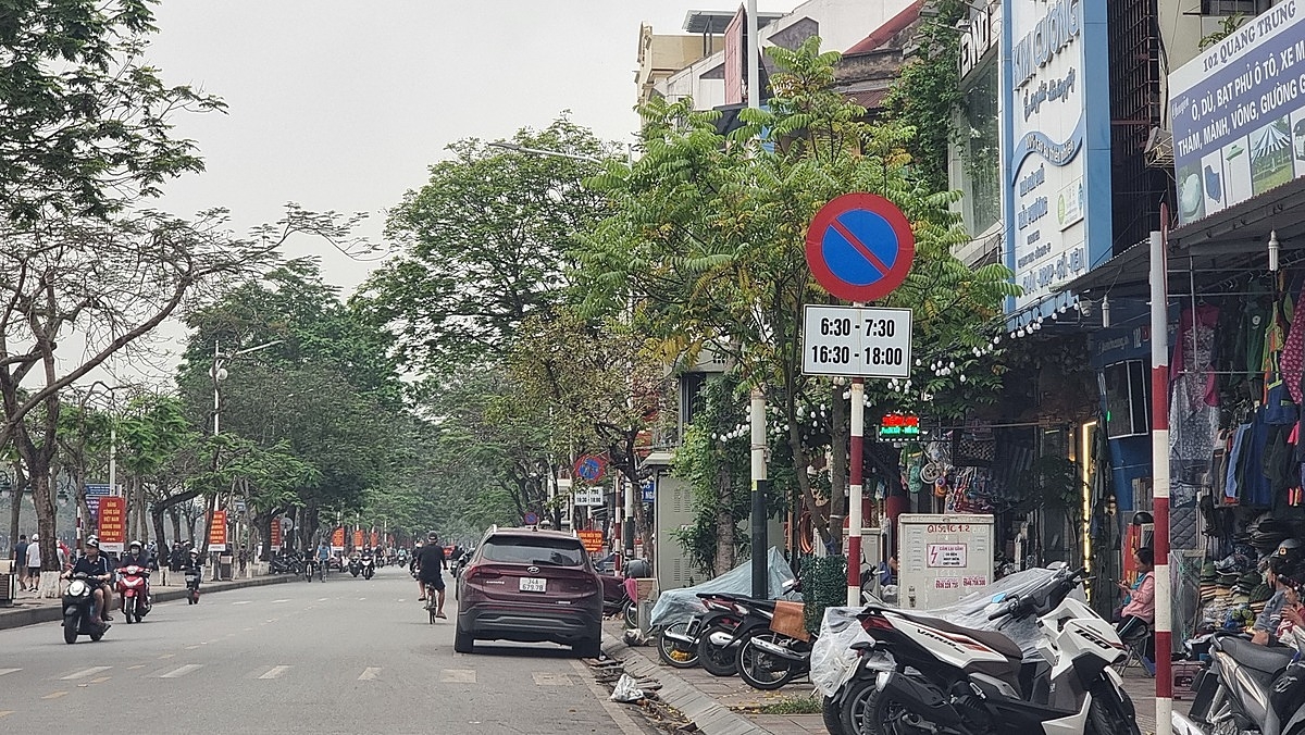 Đường Quang Trung &lpar;Hồng Bàng&rpar; là khu phố buôn bán sầm uất bậc nhất trong trung tâm thành phố Hải Phòng, được cắm biển cấm đỗ theo khung giờ cao điểm.