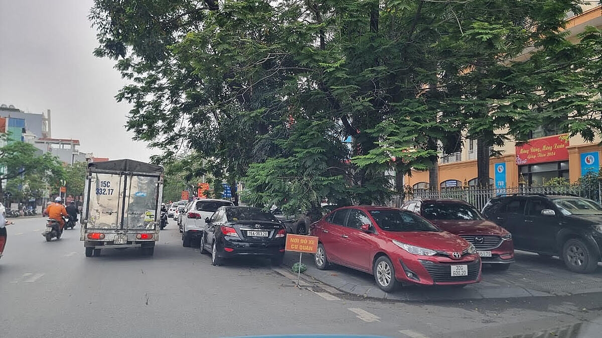 Xe ô tô của khách đến làm việc tại Sở TN-MT đỗ tràn trên vỉa hè trên đường Lạch Tray do thiếu điểm đỗ xe.