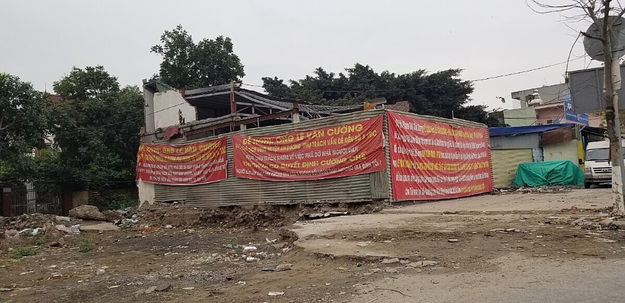 Gia đình bà Trang cố tình chống đối, căng băng rôn để phản đối.