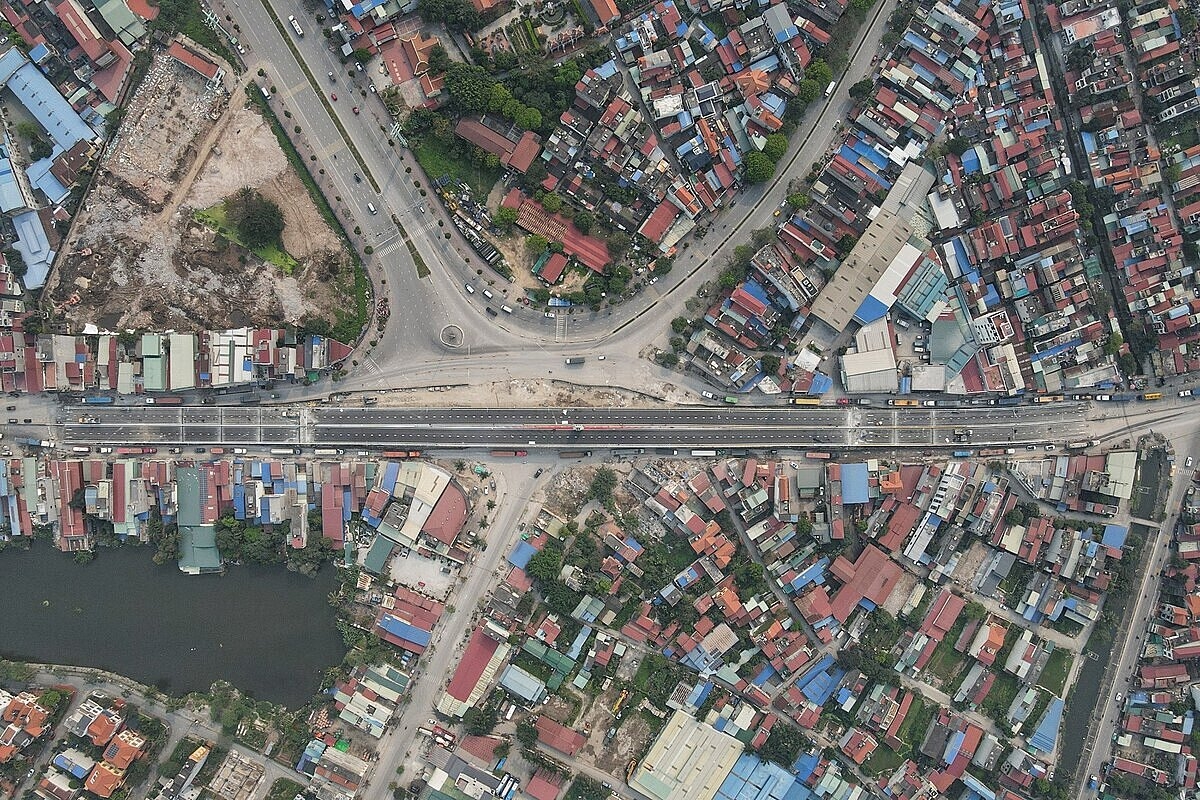 Nút giao khác mức Tôn Đức Thắng - Quốc lộ 5 có vị trí vô cùng quan trọng trong giao thương hàng hóa.