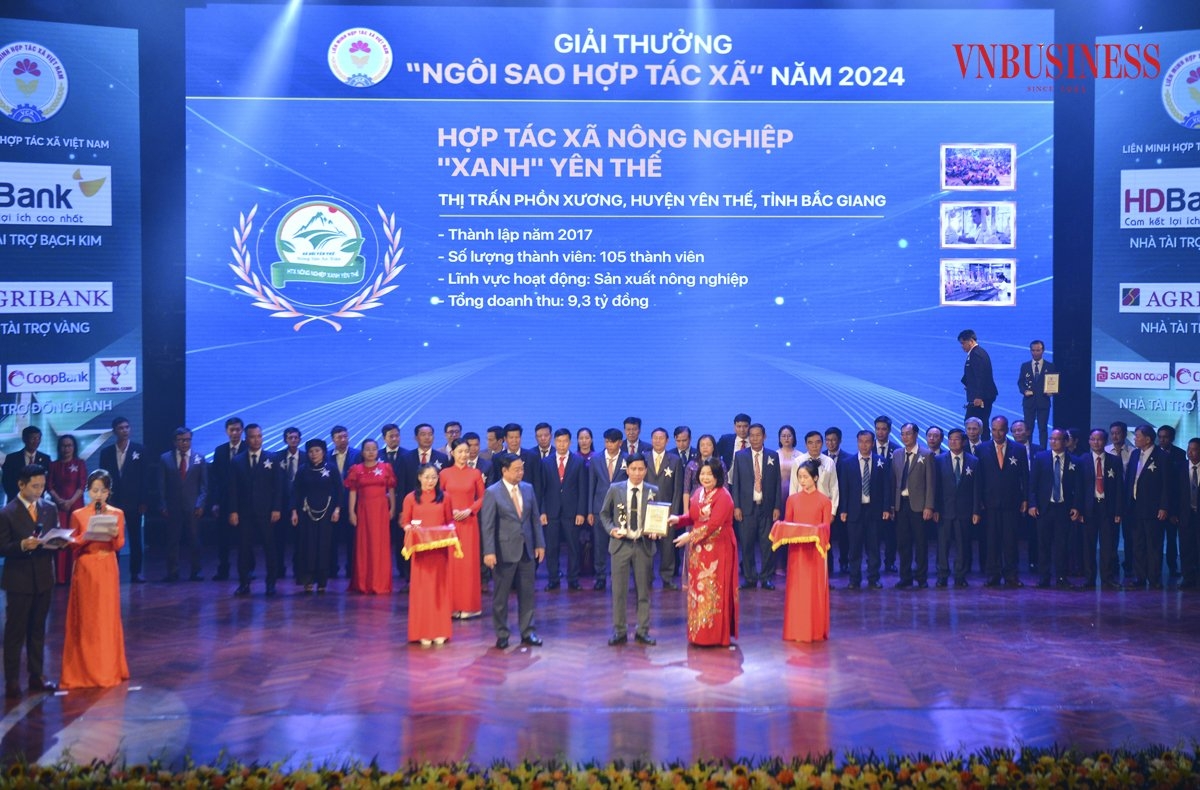 Chủ tịch Liên minh HTX Việt Nam Cao Xuân Thu Vân và Bộ trưởng Bộ NN&PTNT Lê Minh Hoan trao giải thưởng cho HTX xanh Yên Thế.