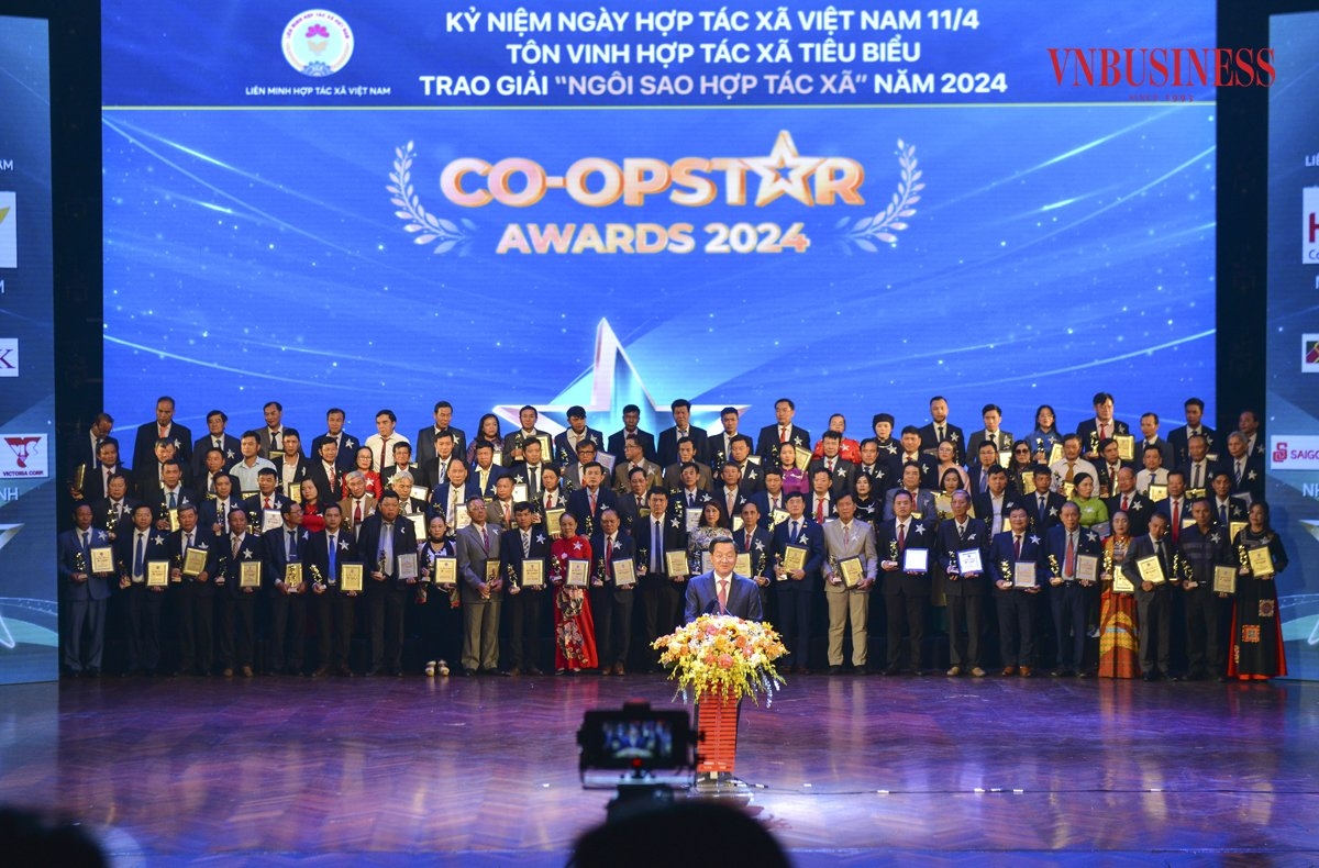 Phó Thủ tướng Chính phủ Lê Minh Khái đánh giá cao việc Liên minh HTX Việt Nam tổ chức lễ tôn vinh và trao giải thưởng “Co-opStar Awards 2024”.