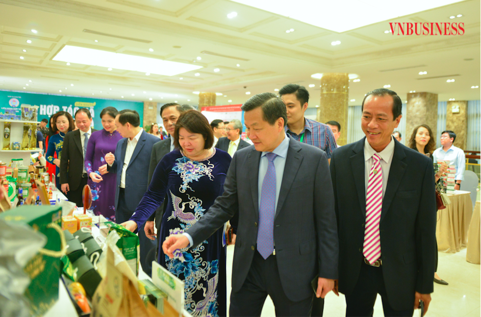 Phó Thủ tướng Chính phủ Lê Minh Khái tham quan các gian hàng bên lề Diễn đàn HTX Quốc gia 2024 .