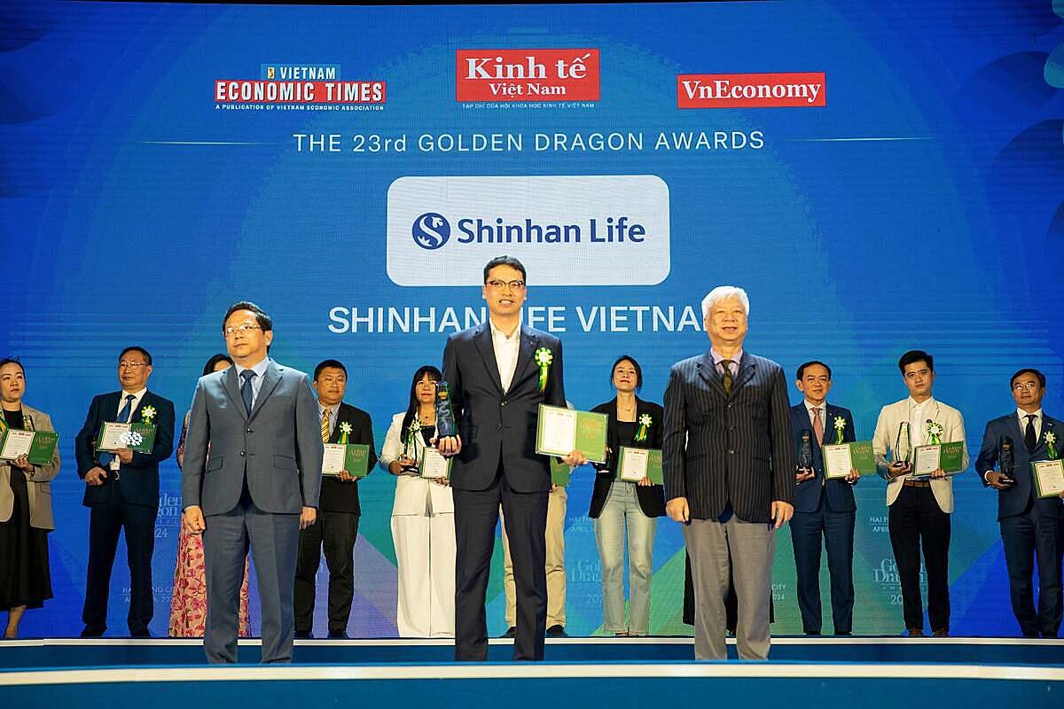 Ông Bae Seung Jun, Tổng Giám đốc Shinhan Life Việt Nam vinh dự nhận giải thưởng Rồng Vàng 2024.