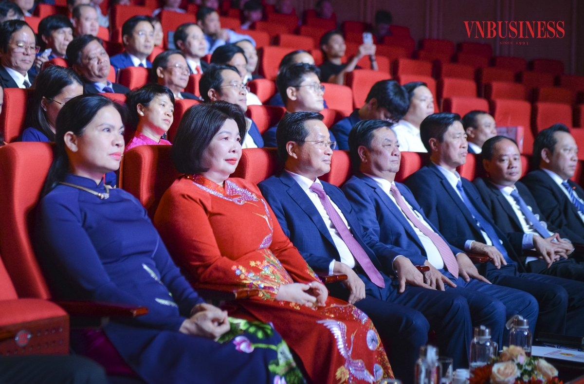 Các đại biểu tham dự lễ tôn vinh HTX tiêu biểu năm 2024.