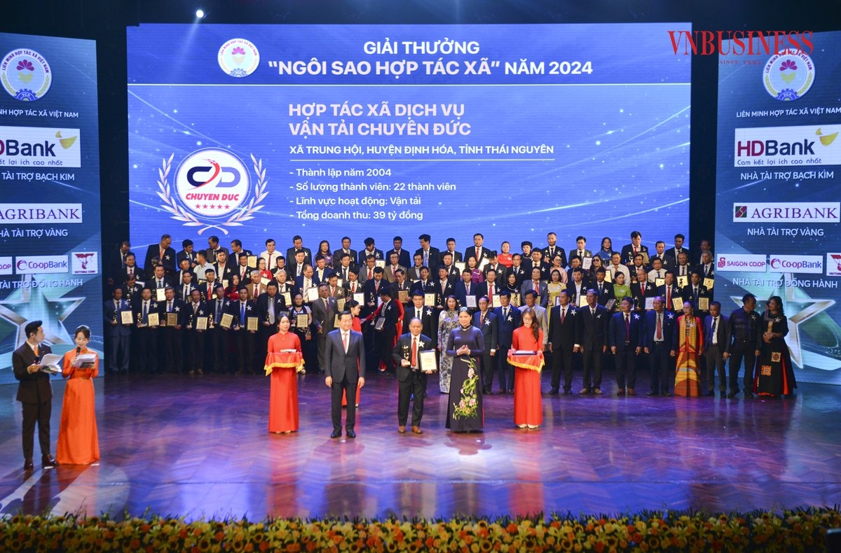 Phó Thủ tướng Chính phủ Lê Minh Khái và Chủ tịch Hội Liên hiệp Phụ nữ Việt Nam Hà Thị Nga trao giải thưởng cho các HTX.