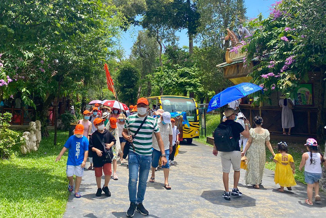 Trước cơn bão giá hàng không, nhiều người lựa chọn giải pháp ở nhà nghỉ ngơi hoặc chỉ đi chơi gần trong dịp lễ.