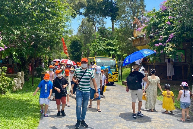 Trước cơn bão giá hàng không, nhiều người lựa chọn giải pháp ở nhà nghỉ ngơi hoặc chỉ đi chơi gần trong dịp lễ.