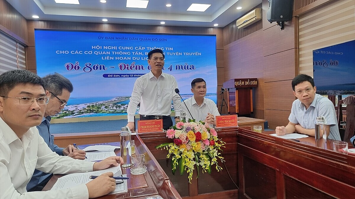 Ông Phạm Hoàng Tuấn, Phó Chủ tịch UBND quận Đồ Sơn cung cấp thông tin cho báo chí.