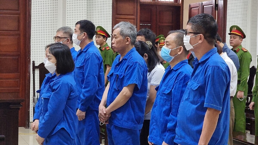 Bị cáo Trương Xuân Đước &lpar;giữa ảnh&rpar; tại tòa.