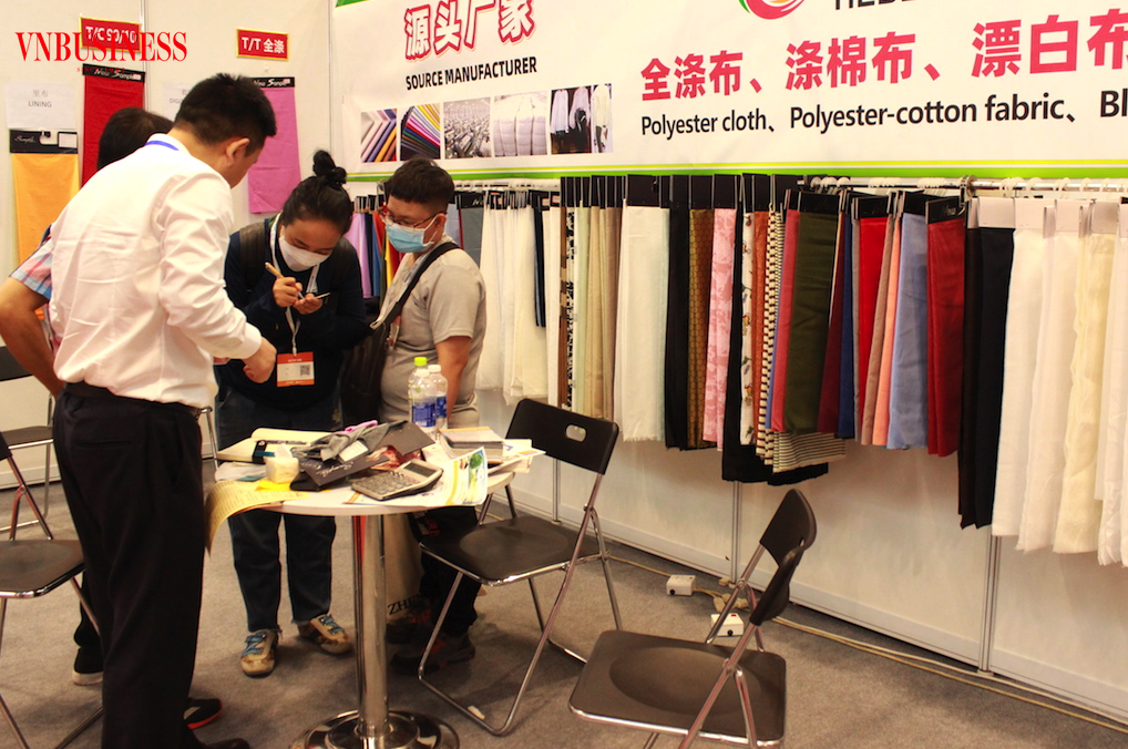 Lợi thế của các nhà cung ứng Trung Quốc so với các nhà sản xuất của Việt Nam là đáp ứng mọi yêu cầu về đặt hàng, từ giá rẻ cho đến số lượng, thời gian vận chuyển nhanh.