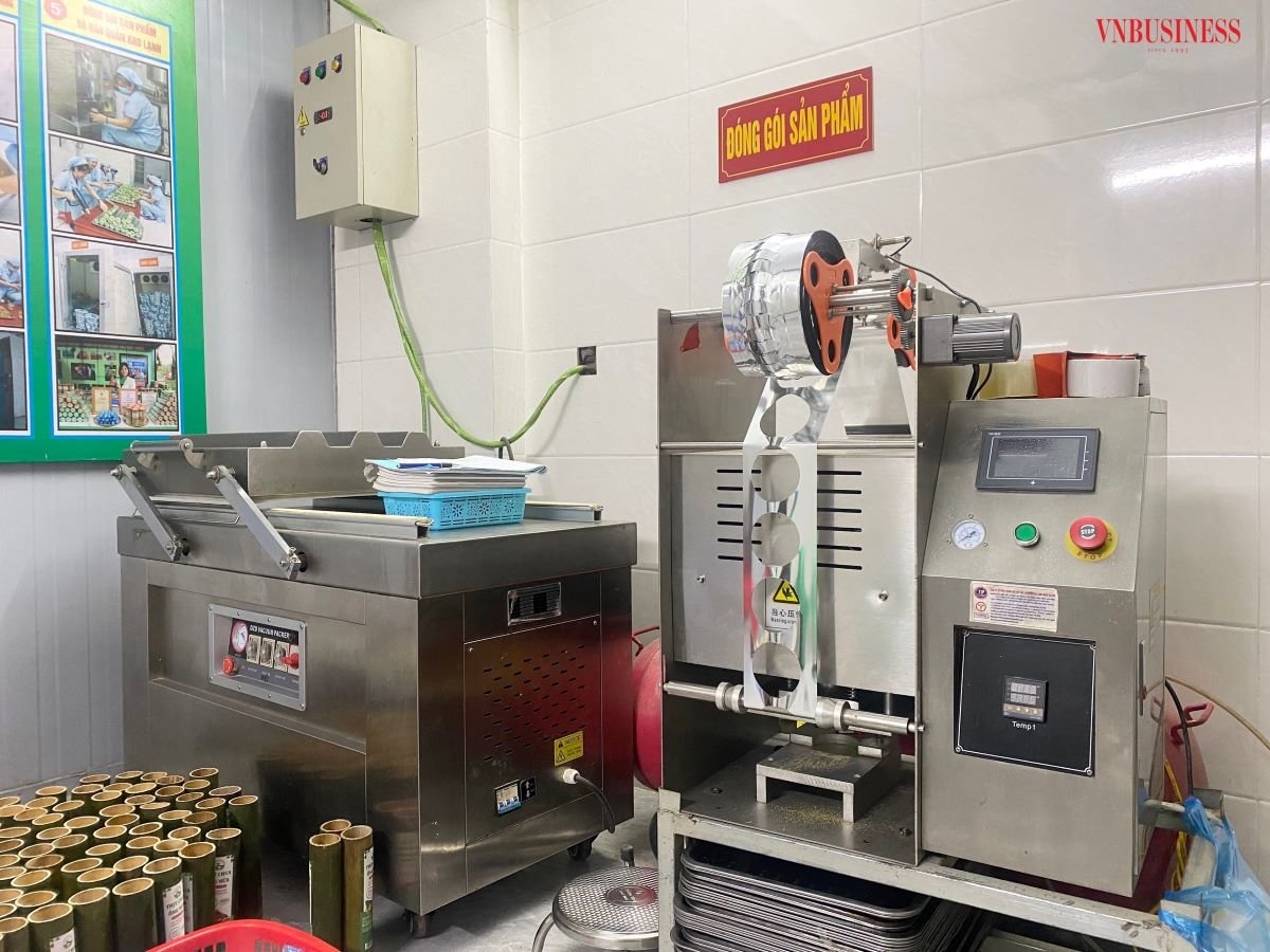 Đối với quy trình sản xuất của HTX Thịt chua Thanh Sơn, việc phát huy chất lượng sản phẩm luôn phải đi đôi với tận dụng công nghệ máy móc hiện đại.