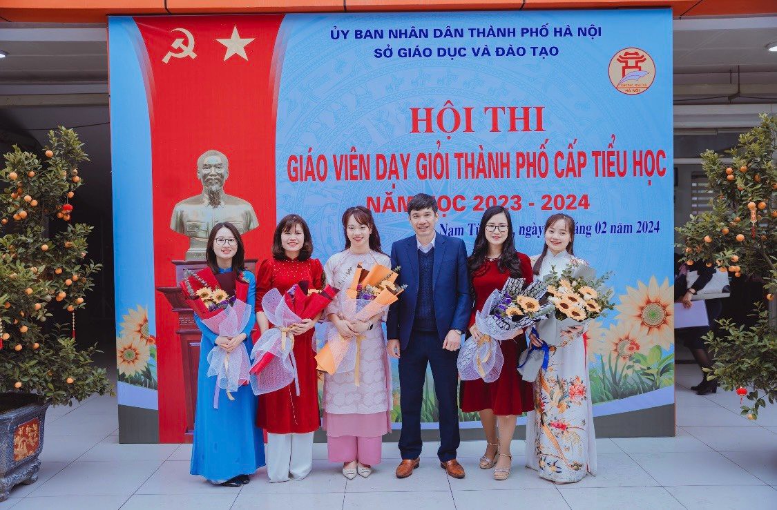 Các cô giáo trường tiểu học Mễ Trì tham gia hội thi Giáo viên giỏi thành phố cấp tiểu học năm học 2023-2024.
