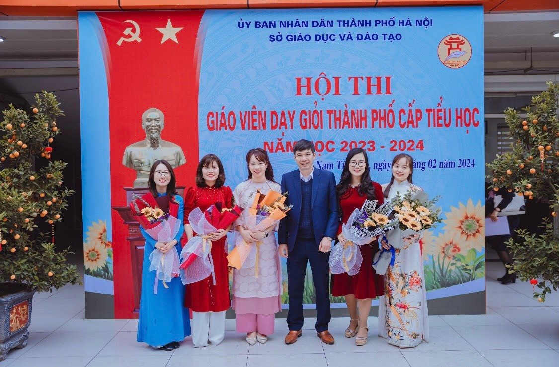 Các cô giáo trường tiểu học Mễ Trì tham gia hội thi Giáo viên giỏi thành phố cấp tiểu học năm học 2023-2024.