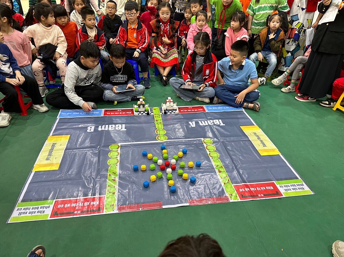 Mười năm xây dựng và trưởng thành, sự nỗ lực, cố gắng hết mình đã giúp cho đội ngũ lãnh đạo, tập thể giáo viên, nhân viên trong trường đạt nhiều thành tựu xứng đáng