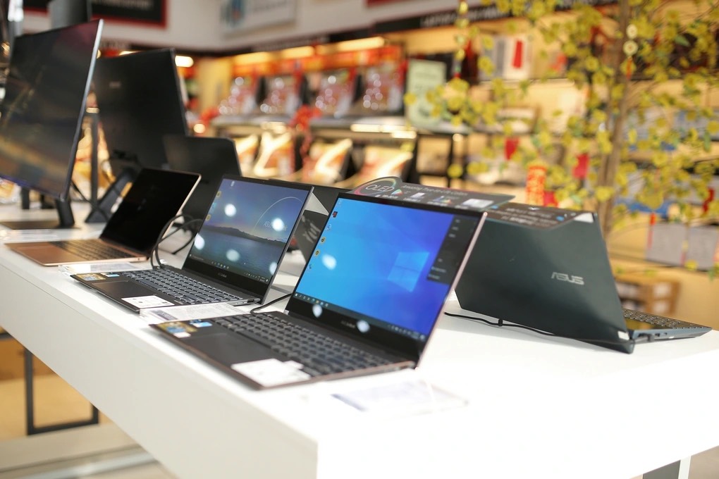 Sau hai năm đầy thách thức, thị trường máy vi tính, sản phẩm điện tử và linh kiện của Việt Nam đang trải qua một giai đoạn hồi phục mạnh mẽ.