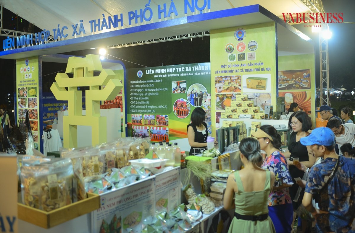 Gian hàng trưng bày của Liên minh HTX Hà Nội luôn tấp nập người tham quan, mua sắm.